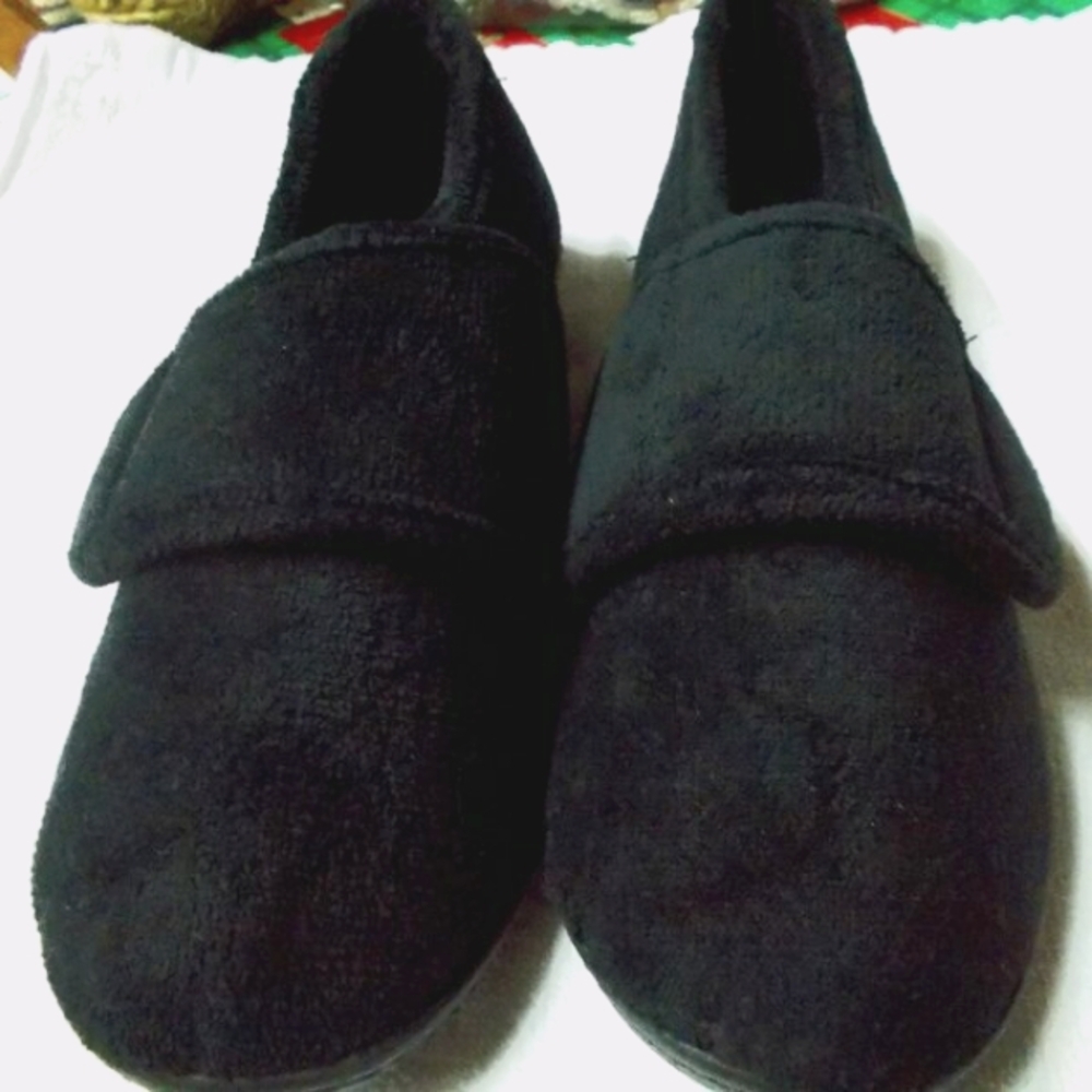 NWOT Isotoner Isospa black velcro closure slippers